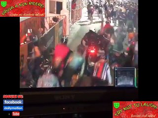 Assurdo! Motociclista maldestro causa strage di ciclisti - PROVA A NON RIDERE TV