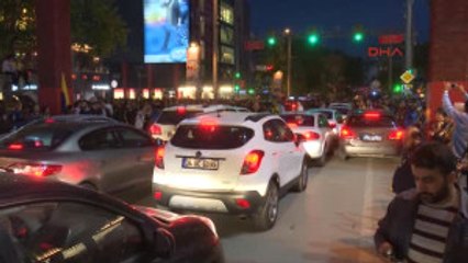 Fenerbahçeli Taraftarlar Bağdat Caddesi'nde Takımı Bekliyor