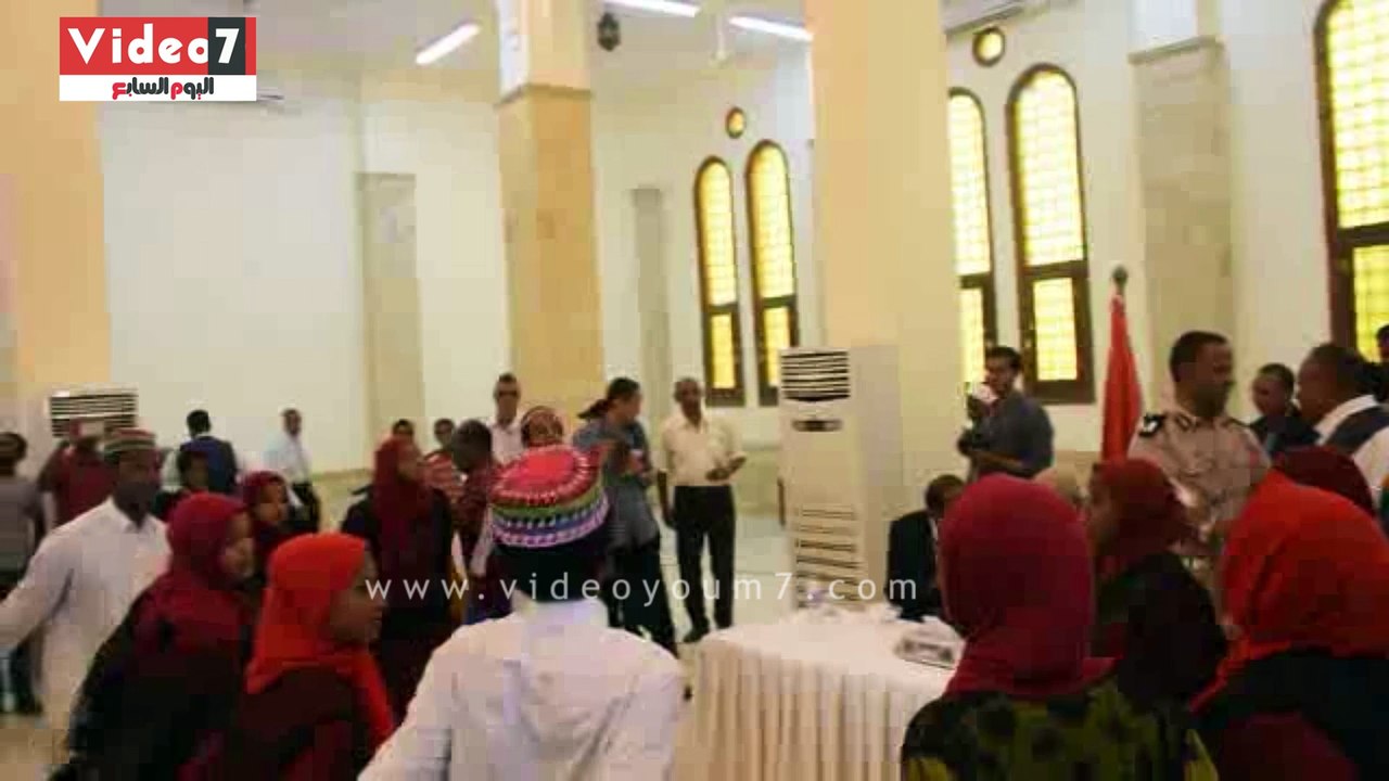 محافظ أسوان يسلم عقود 264 منزلا لأهالى النوبة ب...