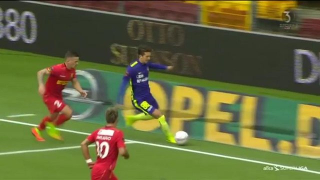 Abre o olho, juizão! Bola sai, zagueiros param, mas árbitro valida gol. Veja!