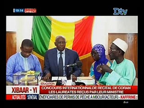 Ndeye Diarra Ngom reçoit une enveloppe de 400.000 Franc CFA et Mouhamed Moudjtaba une enveloppe de...