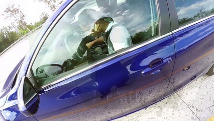 Il coupe la route à un motard en changeant de voie (Los Angeles)