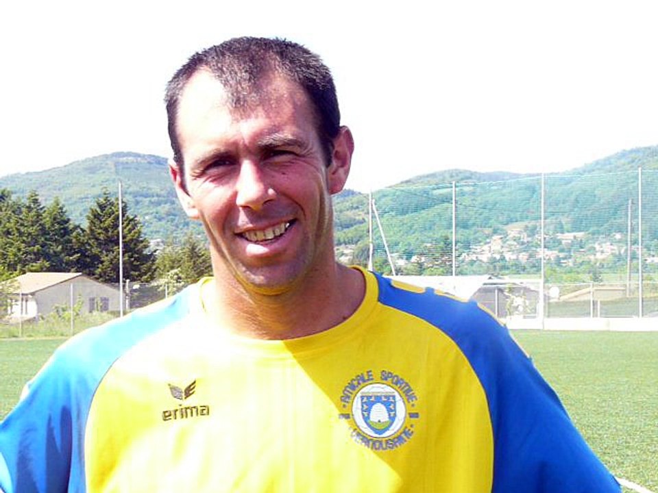 "Michel Deloche ,le super vétéran des jeunes Séniors ,même pas essouflé  après son match victorieux !" Un bel exemple de longévité et de dévouement comme joueur, dirigeant et  éducateur des U11.Bravo Michel!