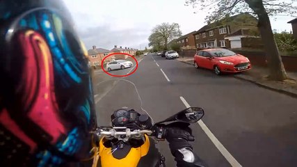 Un motard se fait griller la priorité par un automobiliste.