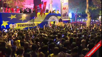 Fenerbahçe taraftarıyla şampiyonluğu kutluyor