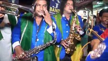 Bhar do Jholi meri... Beautifully performed by street band