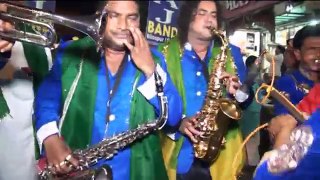 Bhar do Jholi meri... Beautifully performed by street band