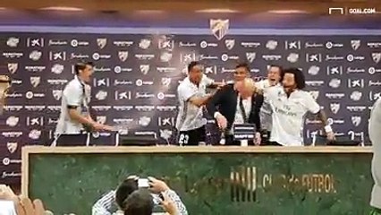 Zinédine Zidane a pris quelques litres de champagne en pleine conférence de presse de fin de match !