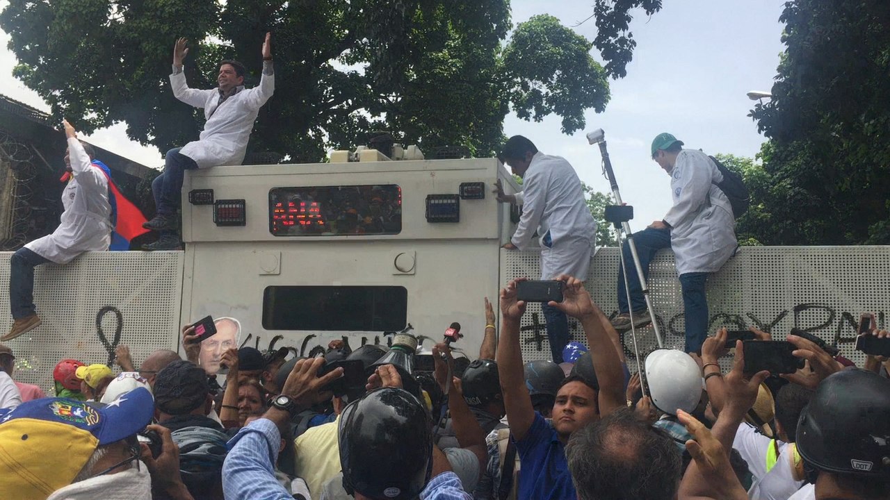 Marcha de las batas blancas rechaza la Constituyente y denuncia la crisis