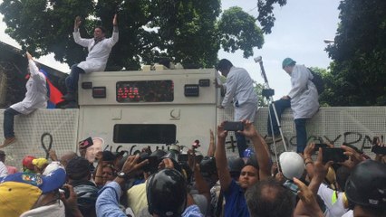Marcha de las batas blancas rechaza la Constituyente y denuncia la crisis