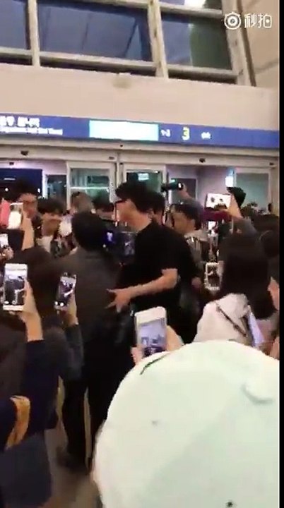[FANCAM] BTS LEAVING KOREA TO BILLBOARD IN LAS VEGAS!! THEY LOOKS EXCITED!