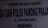 Massa Misterius Serang Markas Satpol PP Padang