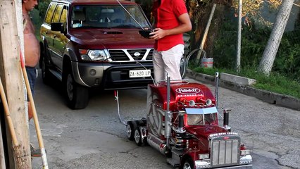 TruckModel Peterbilt 359 RC 1-4 Nissan Patrol vs. Peterbilt.mp4