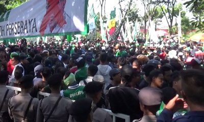 Bonek Mania Demo Soal Pemecatan Iwan Setiawan