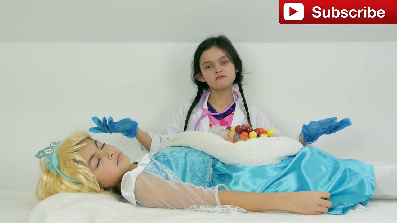 DOC MCSTUFFINS GIVES FROZEN ELSA SURGERY & Bad Baby Dr. FUN TOYS TO SEE Family Video-SxPEGaY5