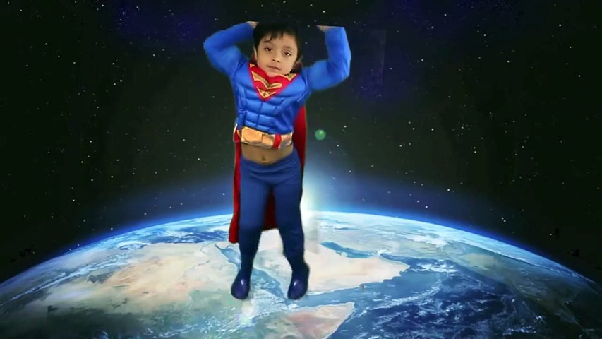 GIANT EGG SURPRISE BATMAN vs SUPERMAN TOYS Dawn of Justice SUPERHERO BATTLE Parody Opening real life-B8X