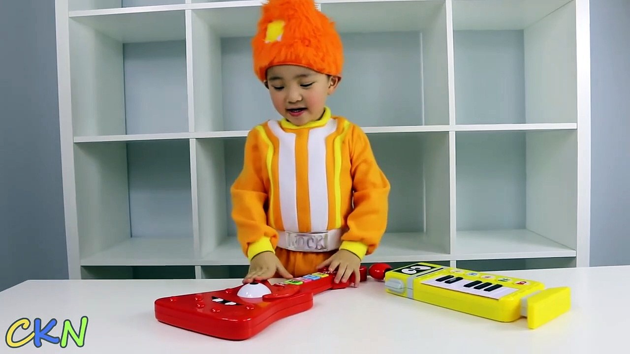 Yo Gabba Gabba Dj Lance Playing With Muno Guitar and Plex Piano Ckn Toys-dL973R