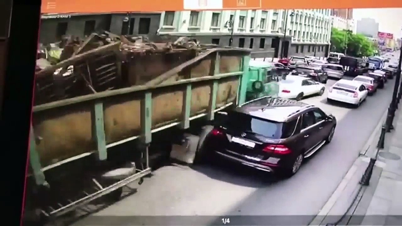 Un camion n'arrive plus à freiner et embouti plusieurs voitures à l'arrêt