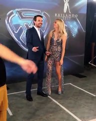 Pedro en back foto bailando con Flor 1 - 22 de Mayo