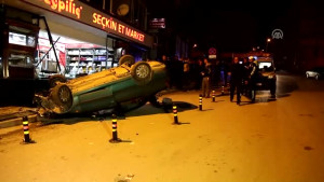 Otomobil Kasap Dükkanının Camına Çarpıp Takla Attı : 1 Yaralı