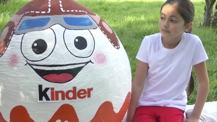 Video herunterladen: GIANT KINDER SURPRISE EGG 50 Kinder Surprises Eggs Frozen Elsa Star Wars Batman Disney Princess Toys-0WhEc76