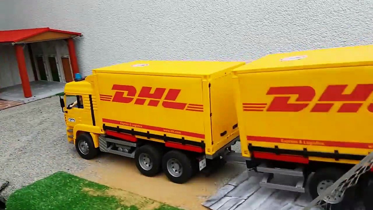 BRUDER toys DHL truck and forklift work-oYCb5ux0