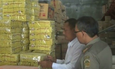 Petugas Periksa Gudang Penyimpanan Pedagang Grosir