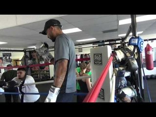 Video herunterladen: buddy mcgirt working with his son james mcgirt EsNews Boxing