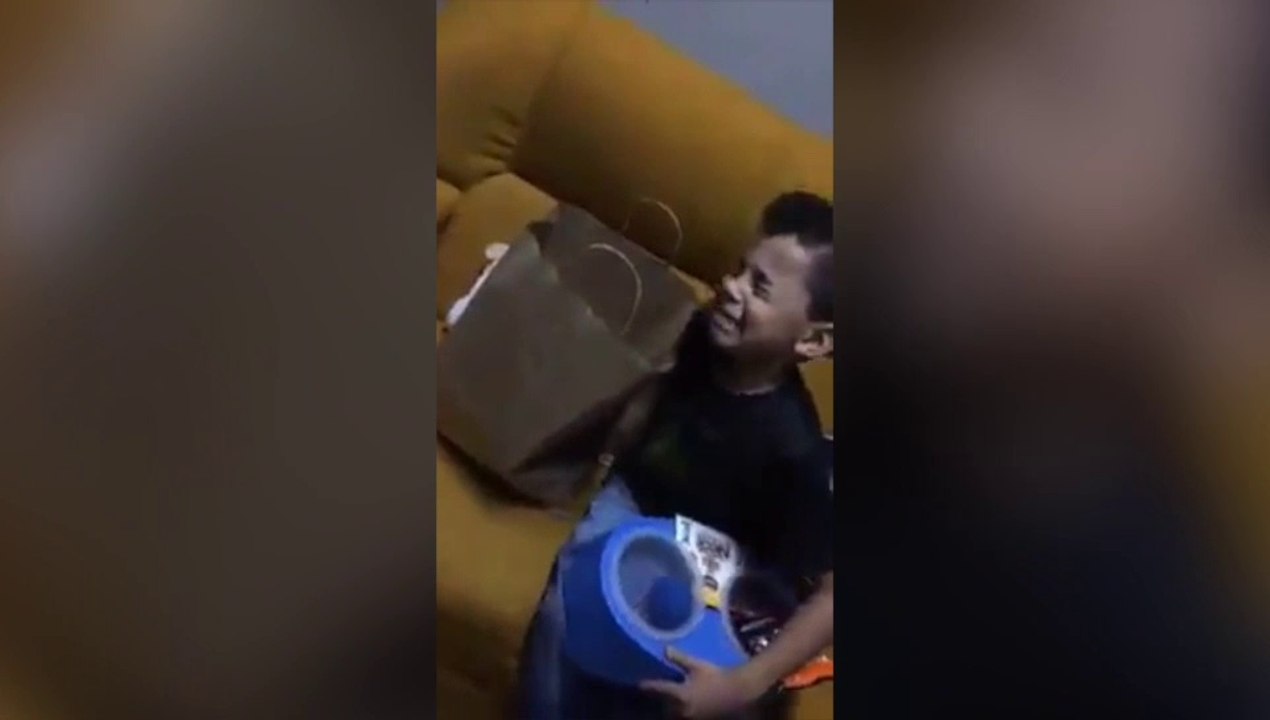 Ce gamin vient de comprendre qu'il va avoir un chien... Ahaha