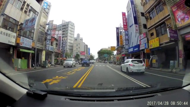 Un chaton coincé au milieu de la route sauvé par un conducteur Taïwanais