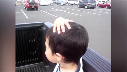 La réaction de ce gamin qui voit passer des avions est mythique