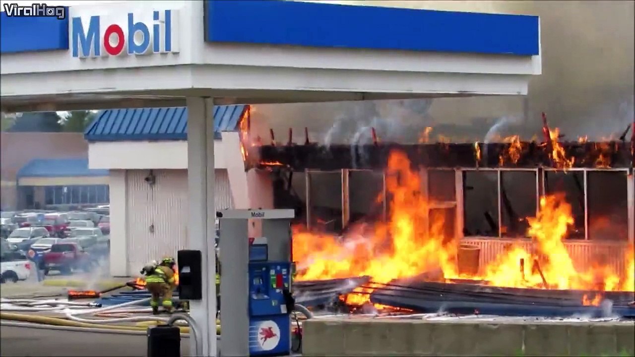 Un pompier se retrouve enseveli sous le toit de cette station service en feu