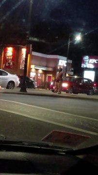 Ce SDF qui fait la manche danse comme un fou et mérite bien quelques petites pièces