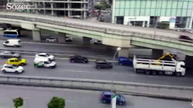 İstanbul’da kamyon köprüye takıldı, trafik felç oldu