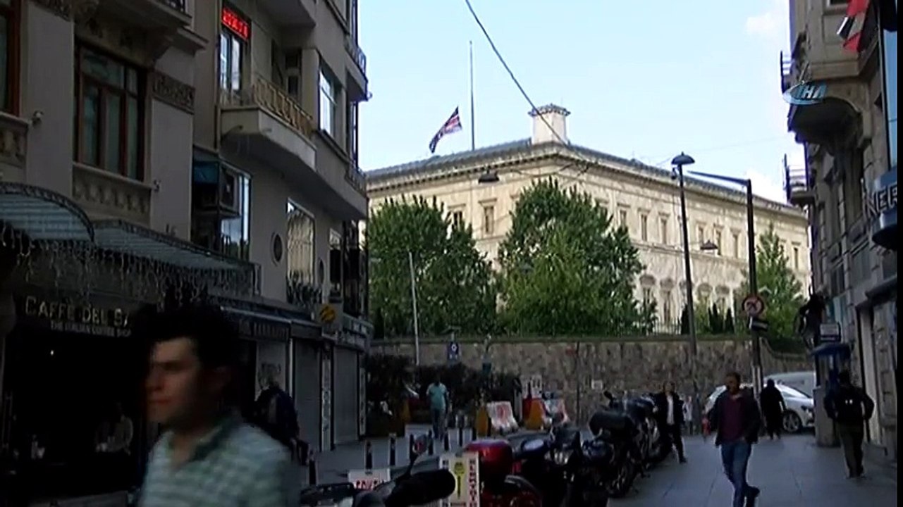 İngiltere Konsolosluğu’nda Bayraklar Yarıya İndirildi
