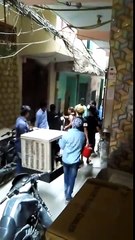 Munirka me ladki ne ladke ko pita