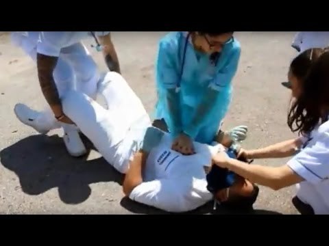 Aversa (CE) - Flash mob degli studenti di Infermieristica sulle note dei Blues Brothers (12.05.17)