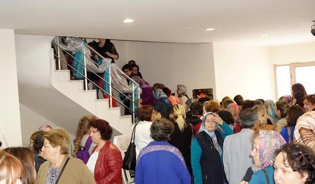 Protokol sergiyi gezdi, vatandaş kapıda bekledi