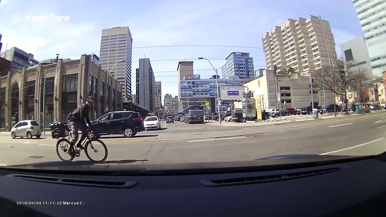 Foodora cyclist gets doored by taxi passenger in Toronto