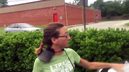 Une femme qui se fait passer pour une SDF pour de l'argent est prise la main dans le sac