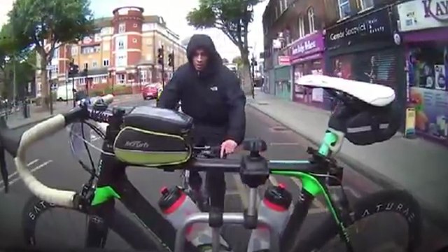 Un cycliste tente de voler un vélo de course