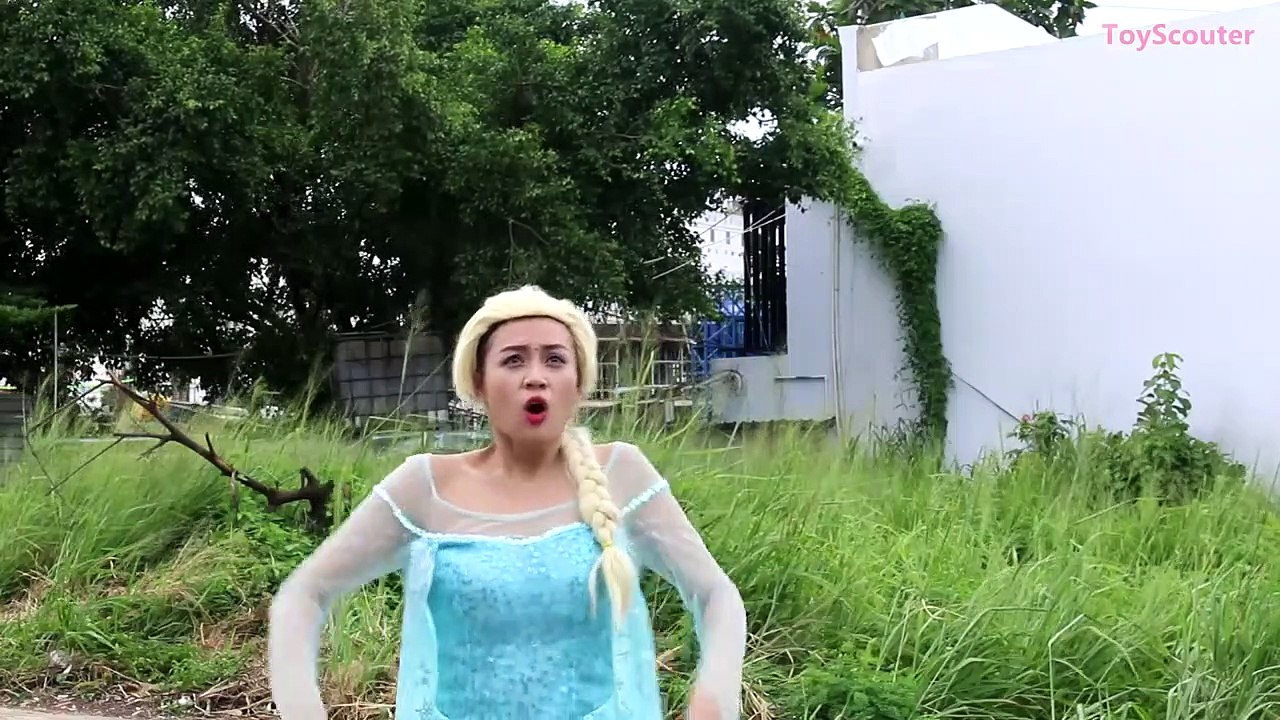 Frozen Elsa Abducted by ALIEN! w_ Spiderman, Spidergirl & Hulk FUNNY Superhero in Real Life-T6o5