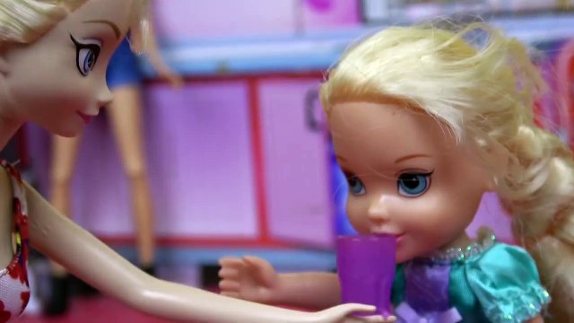 Pizza! ELSA toddler gets burned ! ELSA and ANNA toddlers at Pizzeria - Watching pizza being made-NKMeR1w