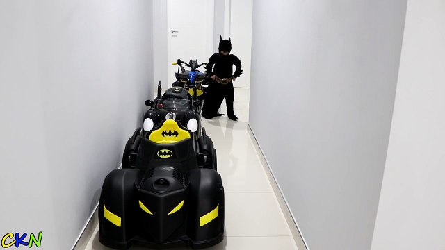 Batman Gets Attacked By A Giant GUMMY Snake Joker Christmas Gift to Batman Ckn Toys-zVzUm1d