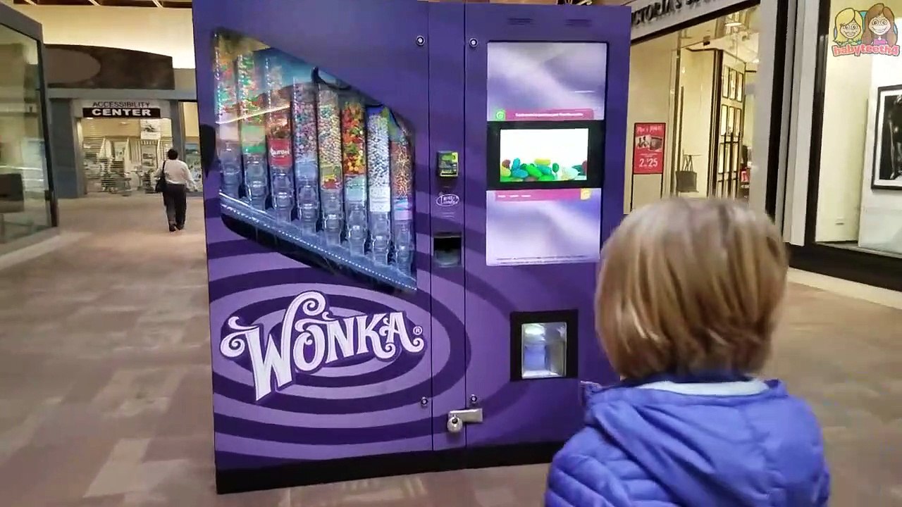 GIANT CANDY MACHINE! Wonka Candy Prizes Photo Booth! Jillian & Addie Vlog-j