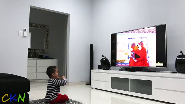 Watching Elmo's World on TV Suddenly Elmo Appears To Surprise Ckn Toys-eQXAEoCT