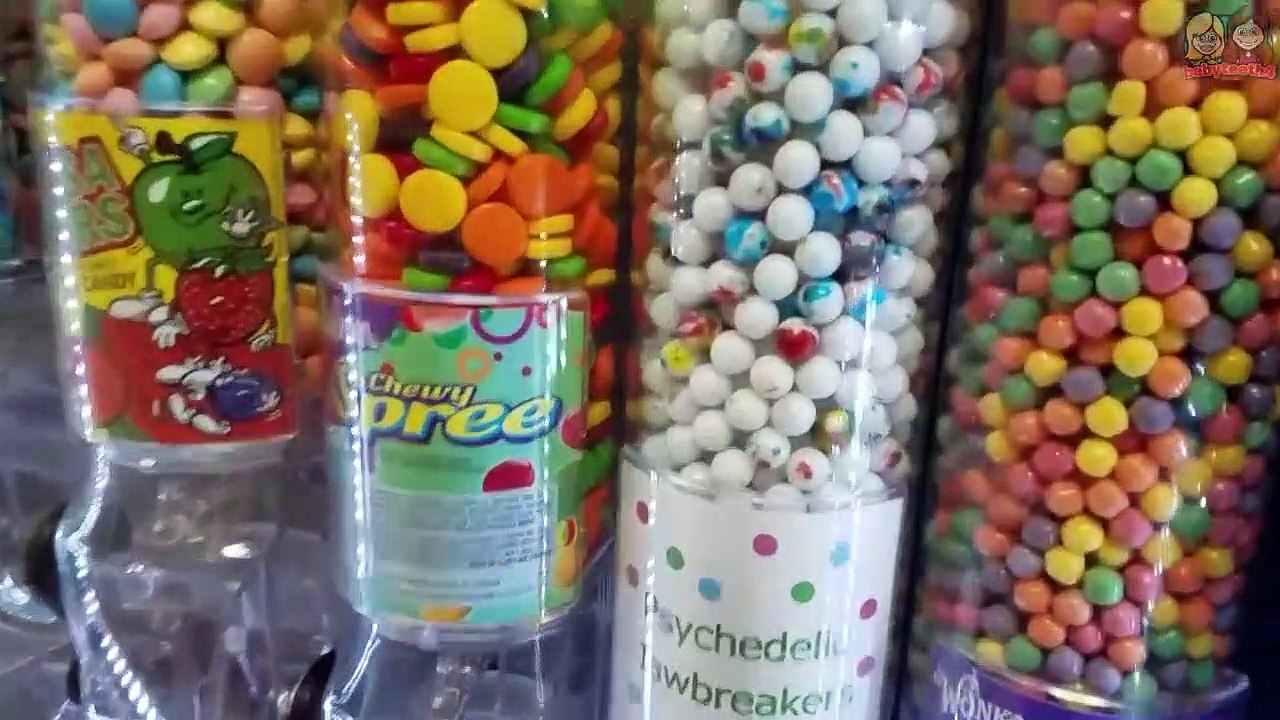 GIANT CANDY MACHINE! Wonka Candy Prizes Photo Booth! Jillian & Addie Vlog-j