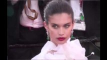 Festival Cannes 2017 : Sara Sampaio dévoile ses fesses sur le tapis rouge (vidéo)