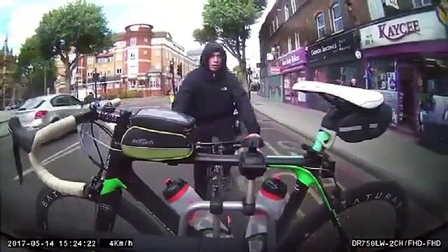 Un homme essaie de voler un vélo accroché derrière une voiture