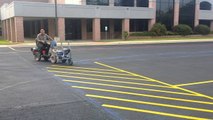 Tracer des lignes jaunes sur un parking